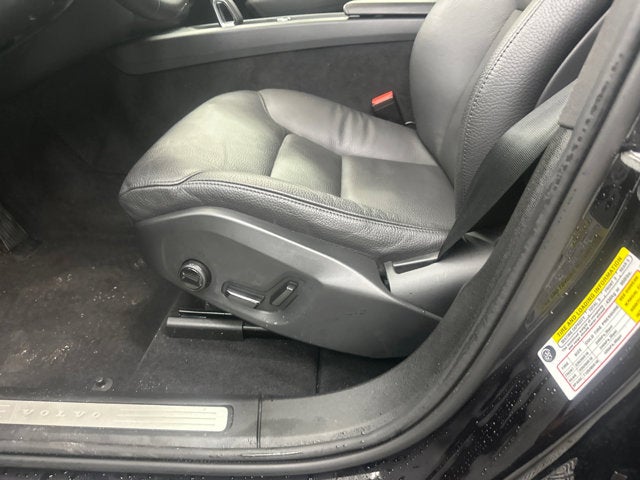 2024 Volvo XC60 Plus Dark Theme