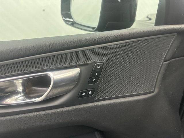 2024 Volvo XC60 Plus Dark Theme