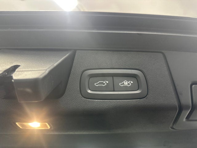 2024 Volvo XC60 Plus Dark Theme