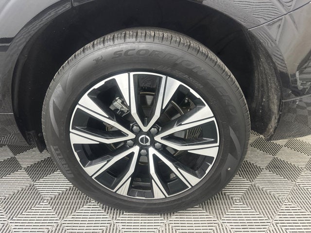 2024 Volvo XC60 Plus Dark Theme