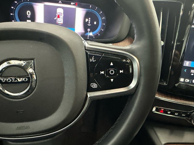 2024 Volvo XC60 Plus Dark Theme