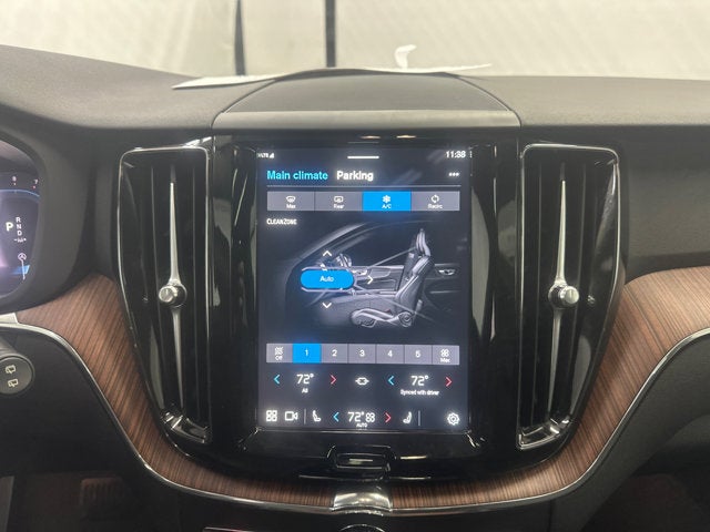 2024 Volvo XC60 Plus Dark Theme