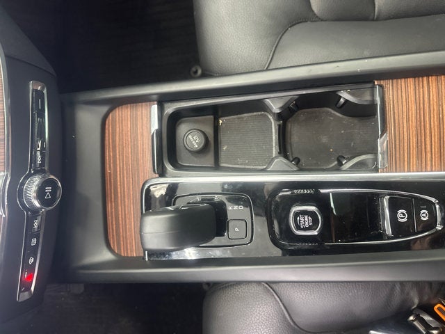 2024 Volvo XC60 Plus Dark Theme